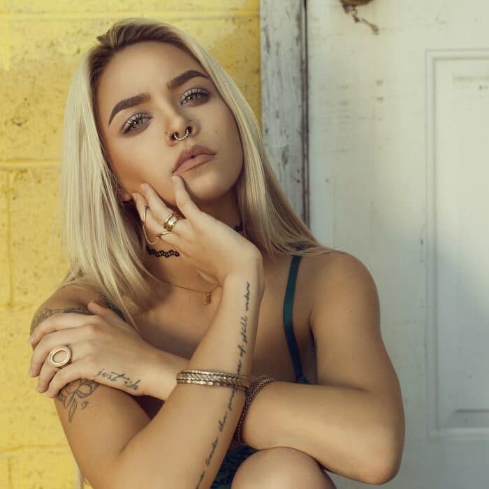 ¿Qué hacer si te roban tu contenido OnlyFans? - mujer con tatuajes en los brazos